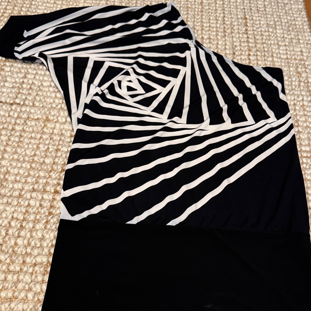 BCBGMaxAzria Black and Cream Off-shoulder Tunic. Size S.